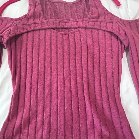 NEVER WORN Cutout with a Unique Cold Shoulder Style S Medium NWT - Picture 6 of 6